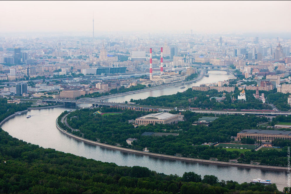 Вид со смотровой МГУ на Москву-реку